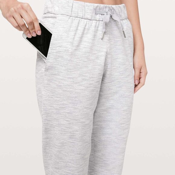 Lululemon On The Fly Pant / pants (size 8) Luxtreme, light grey, striped pattern - Picture 4 of 9